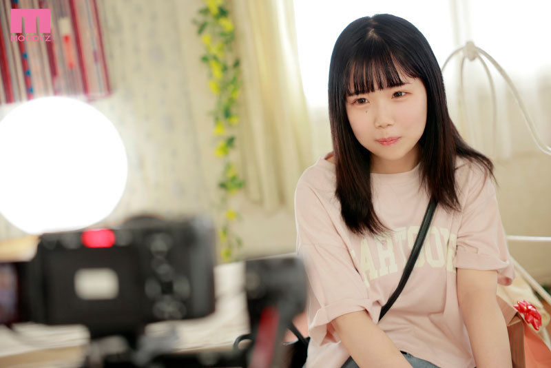 新人AV男優の初めの一歩！感度抜群の敏感美少女が見せる甘～いAVデビュー - 画像1