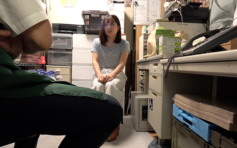 万引きスパイラル！超人気人妻たちの羞恥と快楽の物語 - 画像1